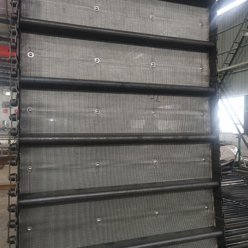 Nastro trasportatore elevatore per trattamento termico